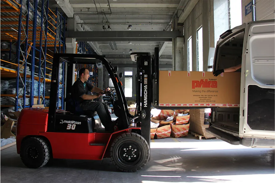 Phira kolisi forkliftle araca yükleniyor