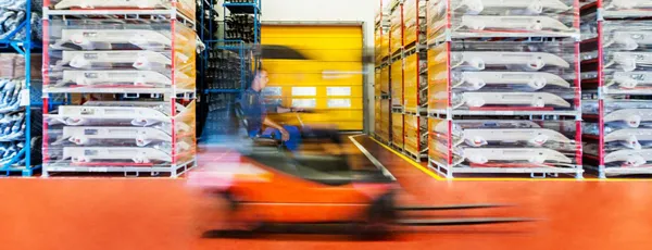 ITSA deposunda raflar ve forklift