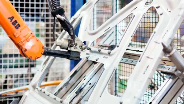 Robot kol çelik gövde panelini taşıyor