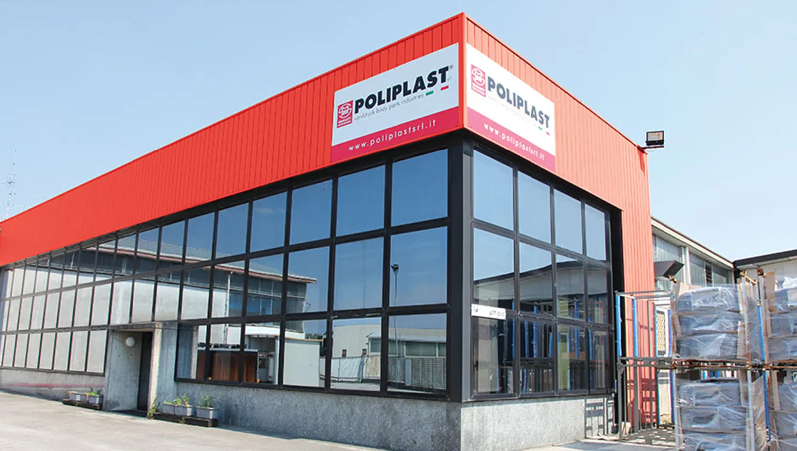 Poliplast fabrika binası ve cephedeki logo