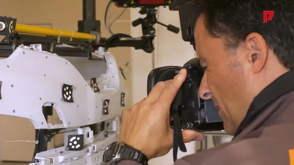 İşaretlerle kaplı orijinal parçanın geometrisi fotoğrafla taranıyor
