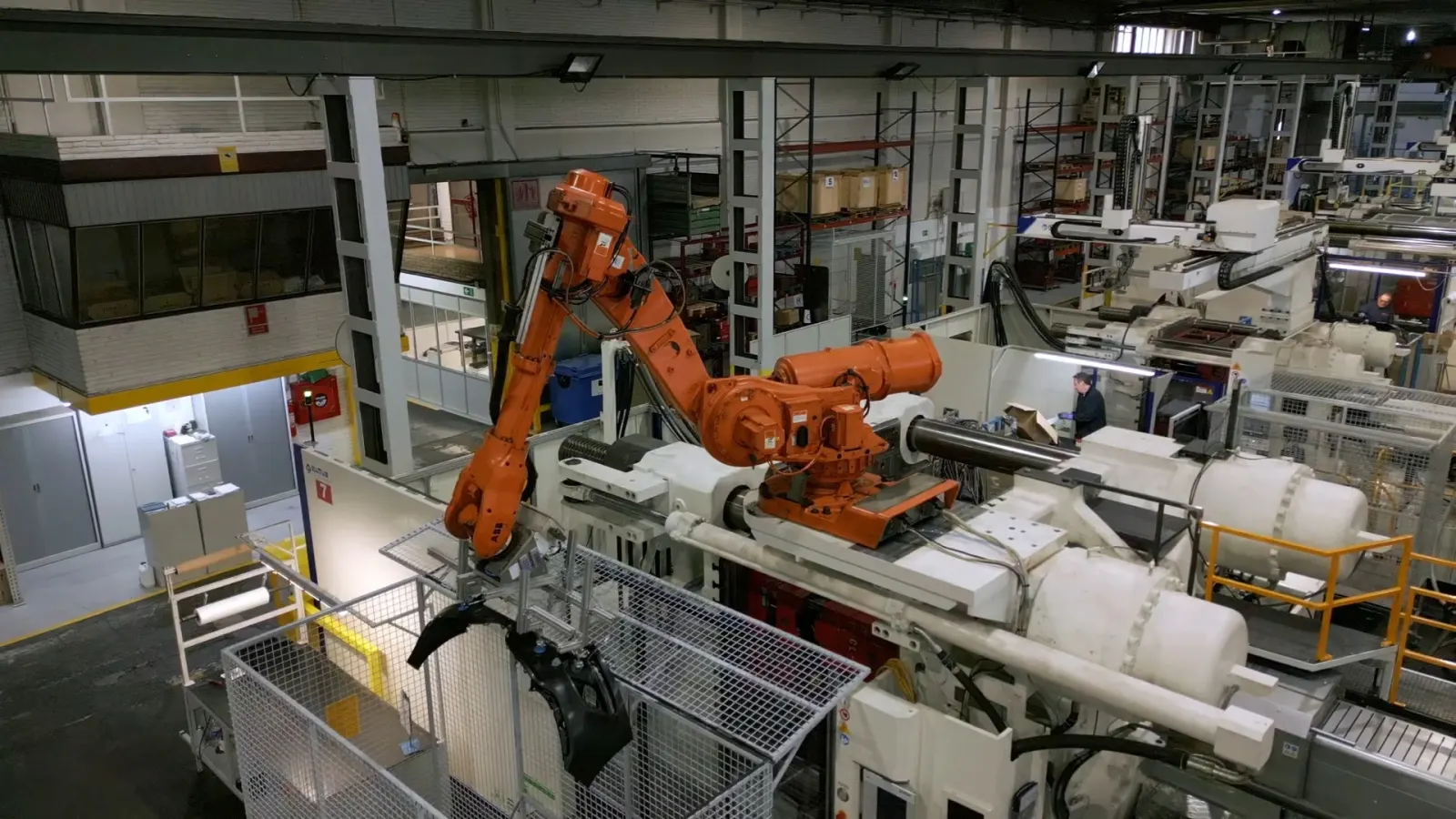 Enjeksiyon makinesinde parçayı alan robot kol